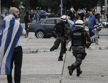 «Με έπιασε από τον λαιμό» - Η μαρτυρία του Τάσου Ασλανίδη για την επίθεση από άνδρες των ΜΑΤ